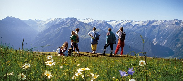 Familienpauschalen Österreich: Sommer Tirol Wandern, Wellness mit Familie, Winter Skiurlaub günstig 