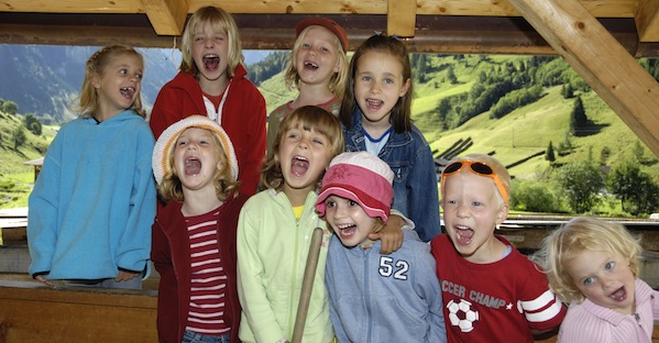 Kinderhotels Österreich Last Minute buchen: Angebote Sommer am See, Kinder Skifahren, Winter Kinderh
